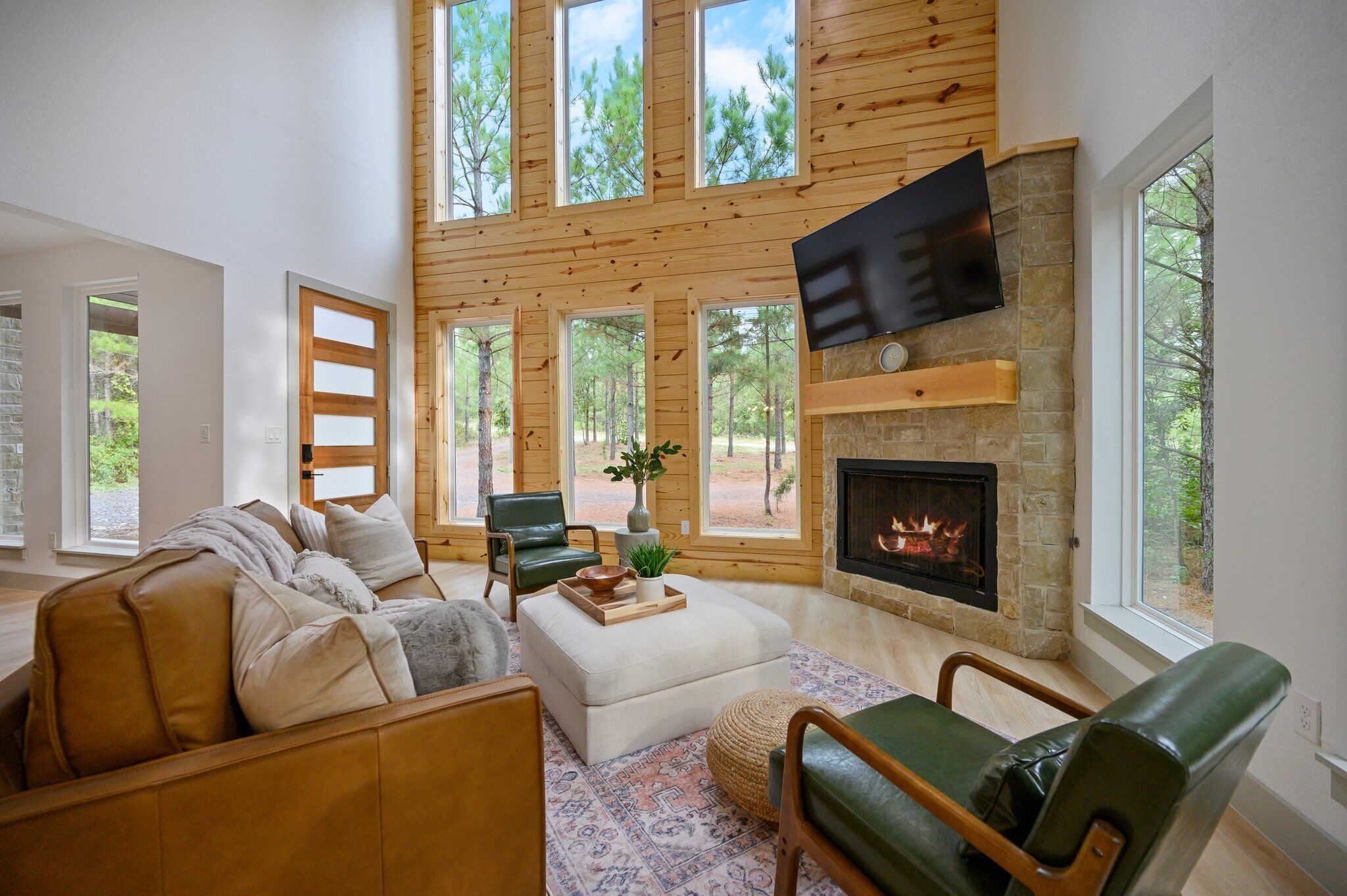 Smart TV, lareira, pebolim, livros