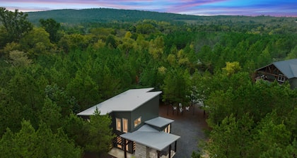 New Waterfront Cabin/Hot Tub/Fire Pit/Water Views/Fully Stocked Pond