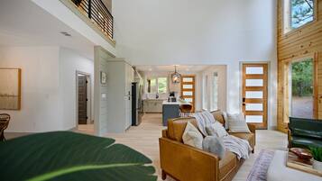 Smart TV, lareira, pebolim, livros