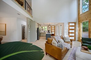 スマートテレビ、暖炉、テーブルサッカー台、書庫