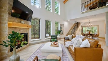 Smart TV, lareira, pebolim, livros