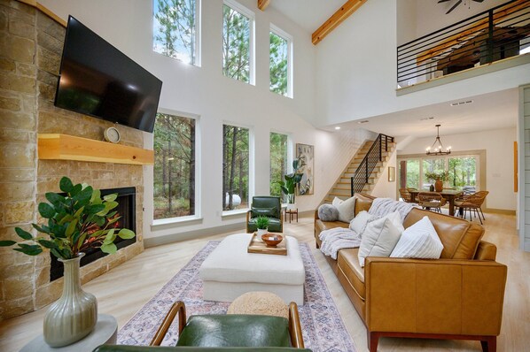 スマートテレビ、暖炉、テーブルサッカー台、書庫