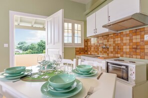 Fridge, oven, stovetop, coffee/tea maker