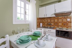 Kühlschrank, Ofen, Wasserkocher mit Kaffee-/Teezubehör