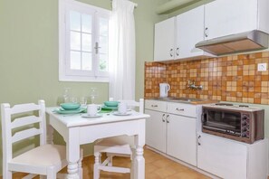 Refrigerador, horno, cafetera/tetera, utensilios de cocina