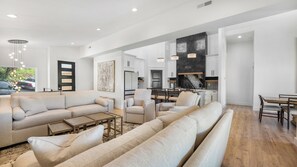 スマートテレビ、暖炉、テレビゲーム、テーブルサッカー台