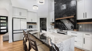 Geladeira, micro-ondas, fogão, cooktop