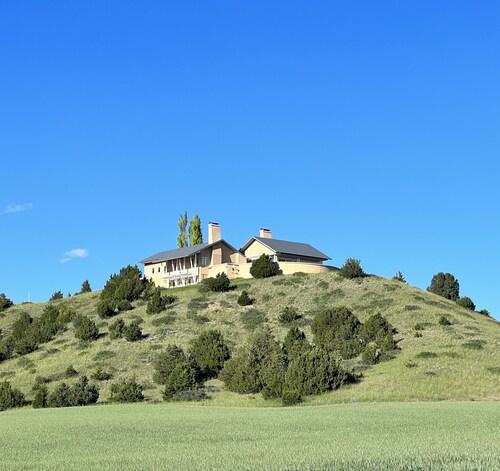 The ultimate 3-bedroom home set up for entertaining in Belgrade with AC, WiFi.