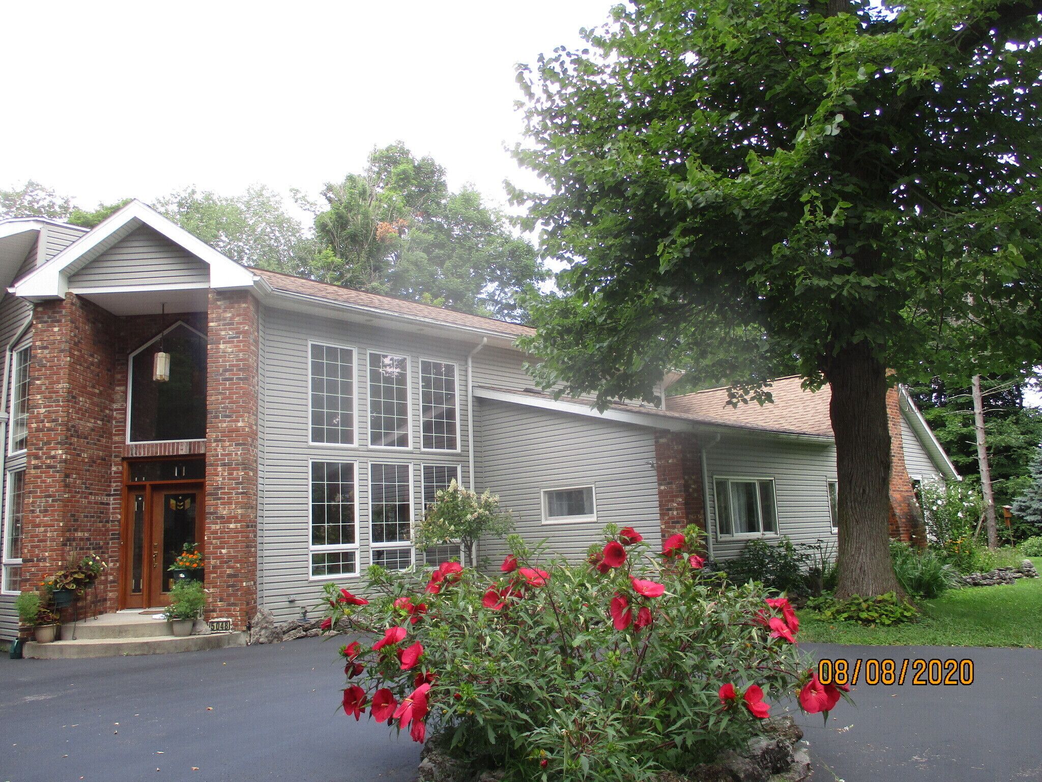 Charming 1-floor modern farmhouse -ENTIRE HOUSE. Privacy wooded overlook of pond
