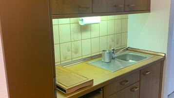 Kühlschrank, Herdplatte, Wasserkocher mit Kaffee-/Teezubehör