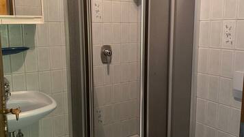Douche, serviettes fournies, papier toilette