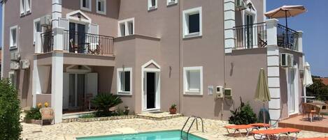 Vista frontal de la propiedad