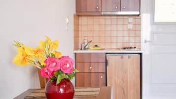 Studio Standar | Dapur pribadi | Lemari es kecil, oven, dan peralatan masak/sendok-piring