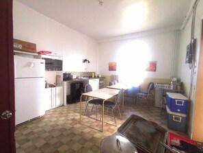 Frigorífico grande, microondas, horno y hervidor eléctrico