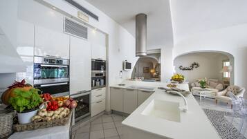 Villa, Smoking | 6 bedrooms, desk