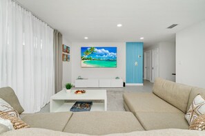 TV, video games, ping pong, books - HOT TUB - Billiards-Space X Launching Near Beach (Cape Canaveral)