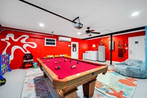 Game room - HOT TUB - POOL TABLE-Space X Launching Near Beach (Cape Canaveral)