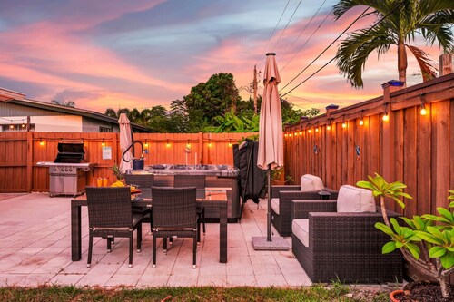 HOT TUB - POOL TABLE-Space X Launching Near Beach