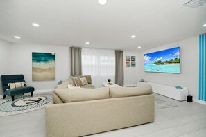 Tv, videospil, bordtennisbord, bøger