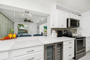 Køleskab, mikrobølgeovn, ovn, kogeplade