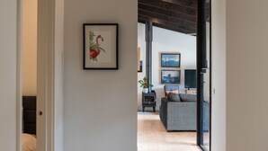 En moderne stue med pejs, sofa og kunst på væggen.