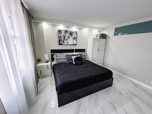 Bureau, fer et planche à repasser, Wi-Fi gratuit, draps fournis