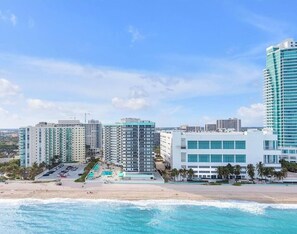 Exterior - 🌊 Superior Oceanfront Getaway | 2BR Modern Suite • Sleeps 4 • Direct Beach Access (Hollywood)