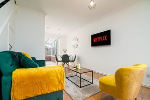 Living area - Luxurious 2 bed House - Free Parking (London)