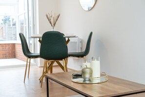 Dining - Luxurious 2 bed House - Free Parking (London)