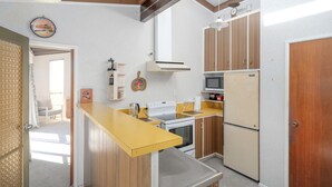 Réfrigérateur, grille-pain, batterie de cuisine, vaisselle et ustensiles
