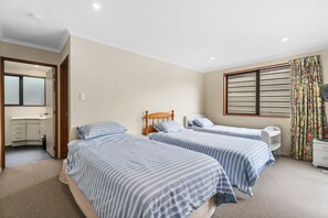 5 bedrooms, iron/ironing board, WiFi, bed sheets