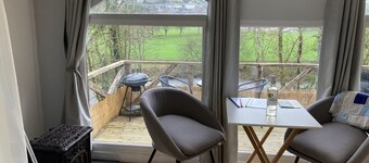 Riverside Retreat Relaxing beautiful surrounding set in 3 acres and pet friendly