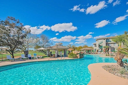 Remodeled and Walkable | King Bed | Adjacent Kierland Golf