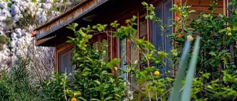 Bungalow familiar, vista al mar | 1 habitación, camas extra gratis y ropa de cama