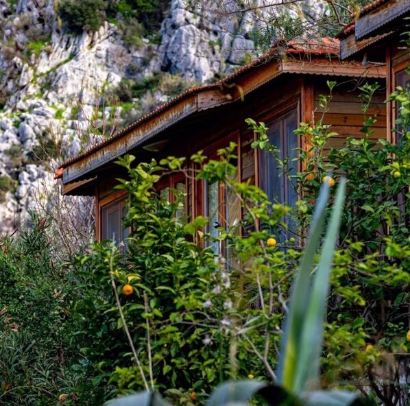 Family Bungalow, Sea View | 1 bedroom, free rollaway beds, bed sheets