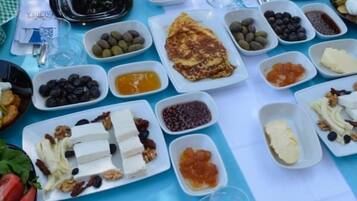 Daily local cuisine breakfast (TRY 300 per person)