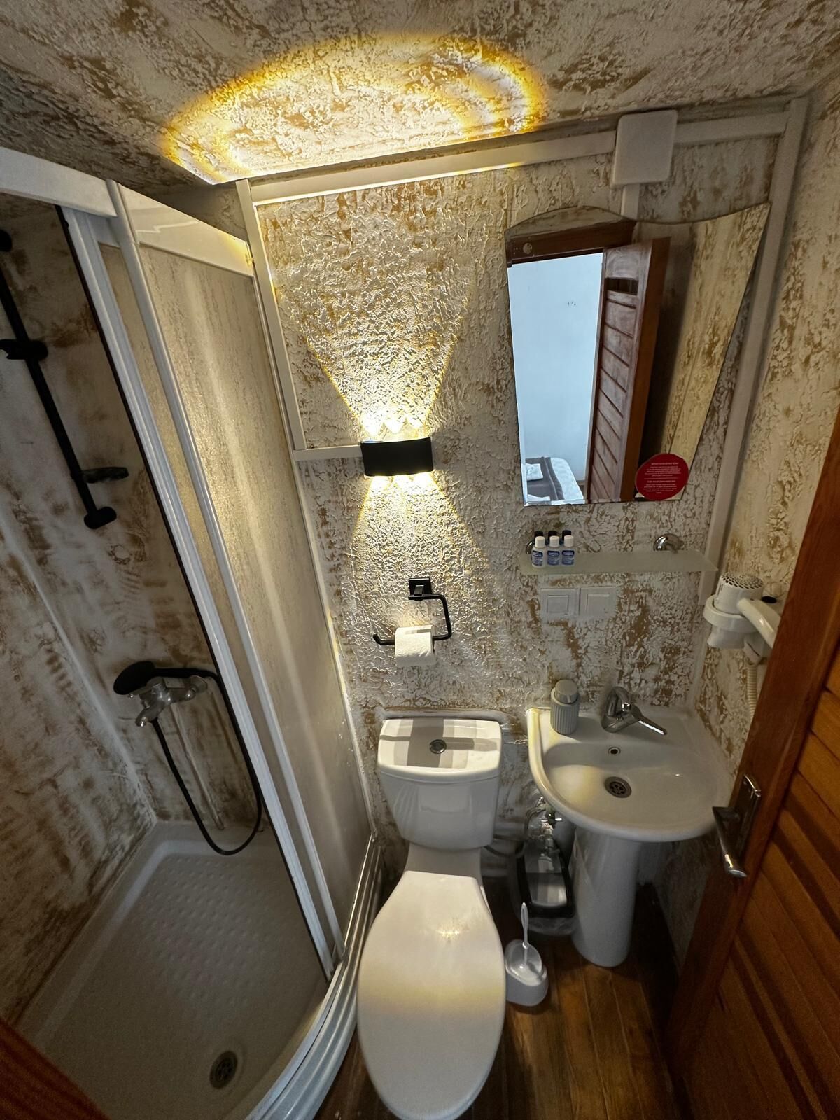 Dusche, kostenlose Toilettenartikel, Haartrockner, Handtücher