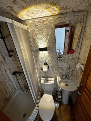 Douche, articles de toilette gratuits, sèche-cheveux
