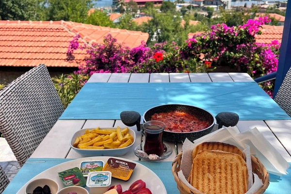 Daily local cuisine breakfast for a fee