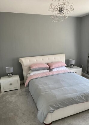 4 bedrooms, iron/ironing board, travel cot, free WiFi - Perfect 4 bedroom two bathroom home (Edinburgh)