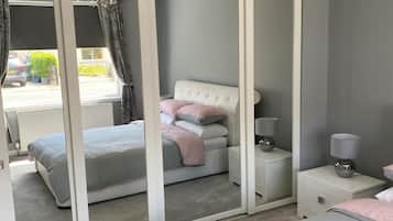 4 chambres, fer et planche à repasser, lit de bébé portatif