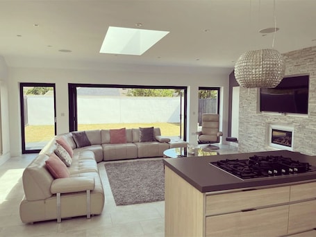 Smart TV. Perfect 4 bedroom two bathroom home