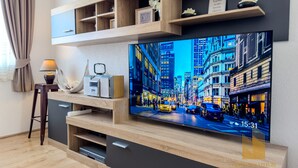 Ein modernes Wohnzimmer mit einem Flachbildfernseher an einer Holzeinrichtung.