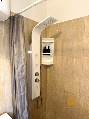 Haartrockner, Handtücher, Seife, Shampoo