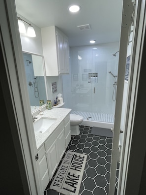 Shower, hair dryer, towels, soap - The Porch on Cedar Creek  - gated & secluded 10 acre lake front escape  (Eustace)