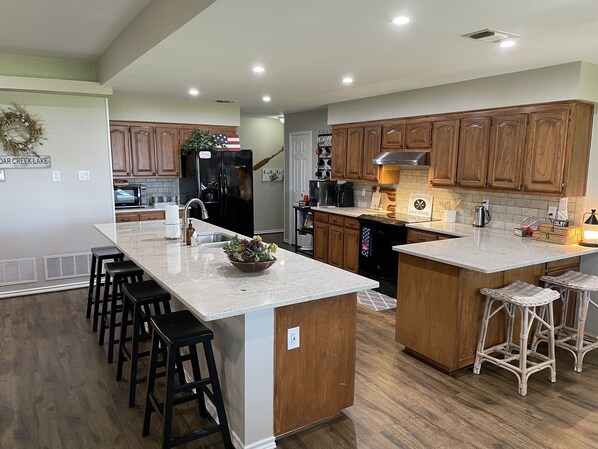 Kjøleskap, mikrobølgeovn, ovn og kokeplater