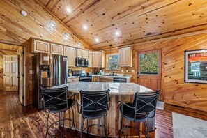 Kylskåp, mikrovågsugn, ugn och spishäll