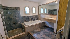 Dusche, Haartrockner, Handtücher, Seife