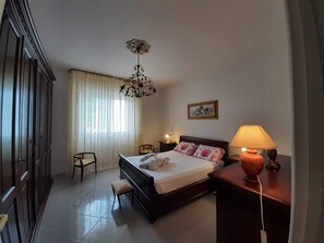 3 chambres, fer et planche à repasser, Wi-Fi, draps fournis