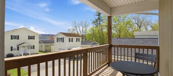Lakeside Studio Apartment steps from lake.  Private Beach and Park